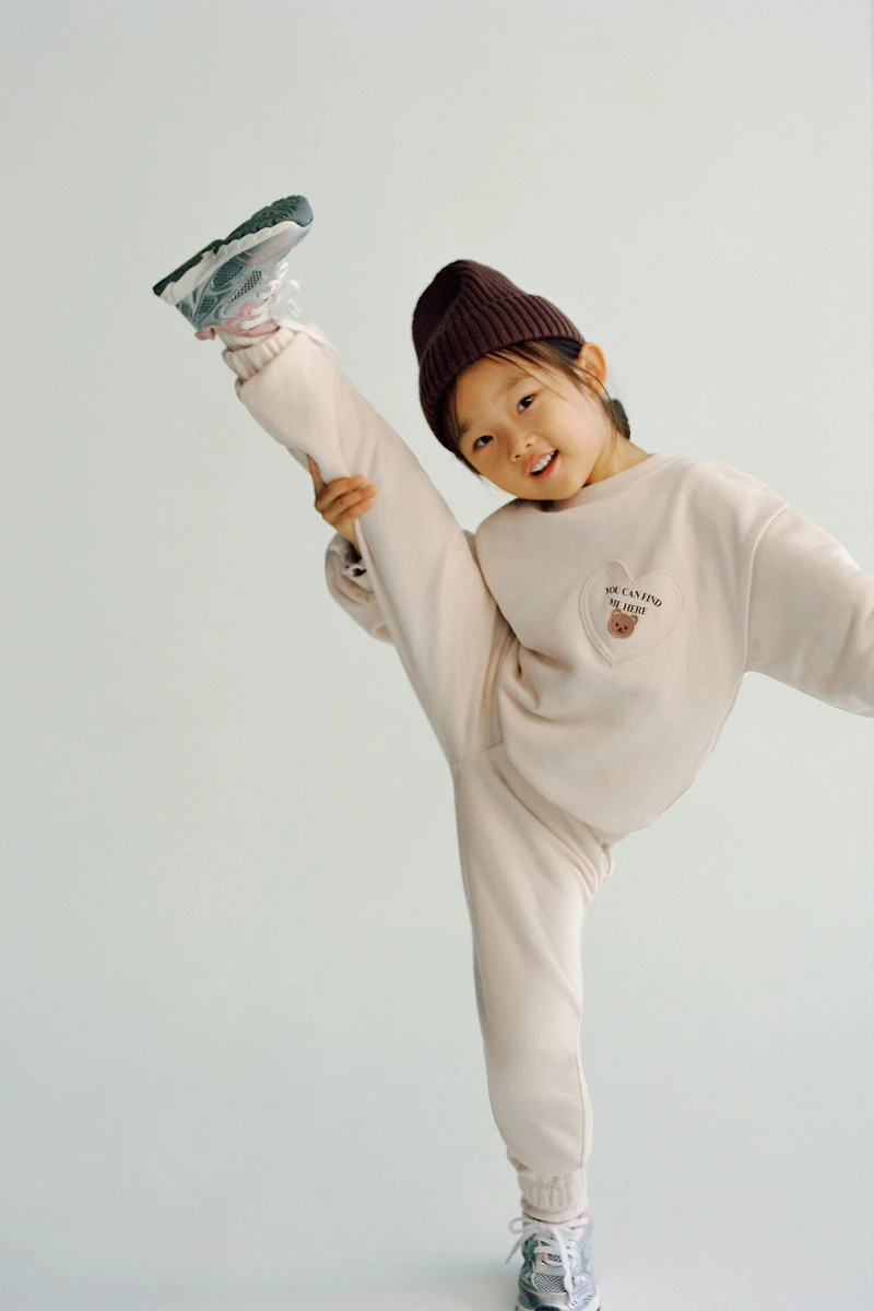 HEART POCKET SWEATSHIRT