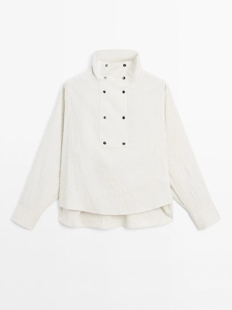 Flowing shirt with button detail on the chest