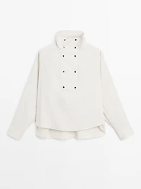 Flowing shirt with button detail on the chest