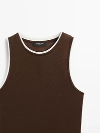 Sleeveless T-shirt with double trim