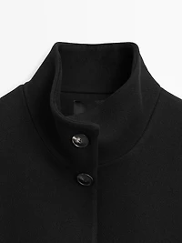 Manteau boutonné à col montant en laine mélangée