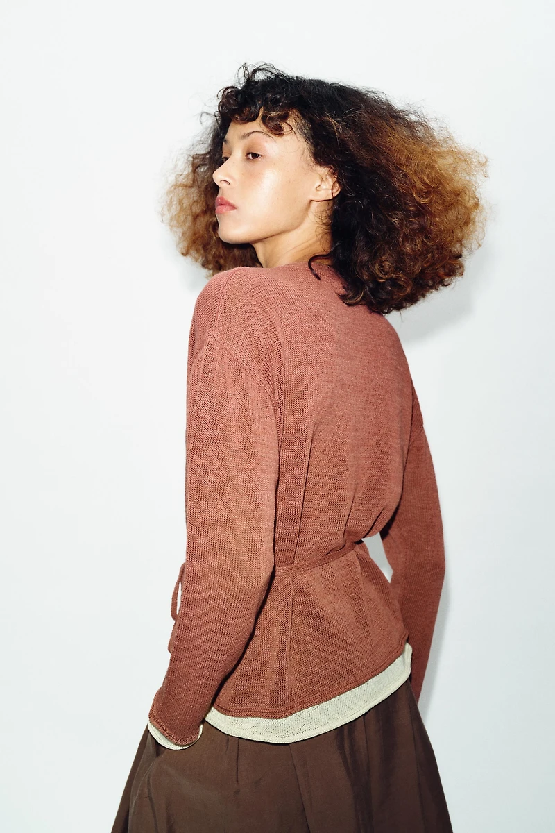 VESTE BIMATIÈRE EN MAILLE AVEC CEINTURE
