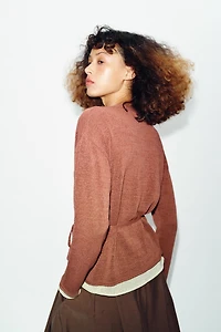 VESTE BIMATIÈRE EN MAILLE AVEC CEINTURE