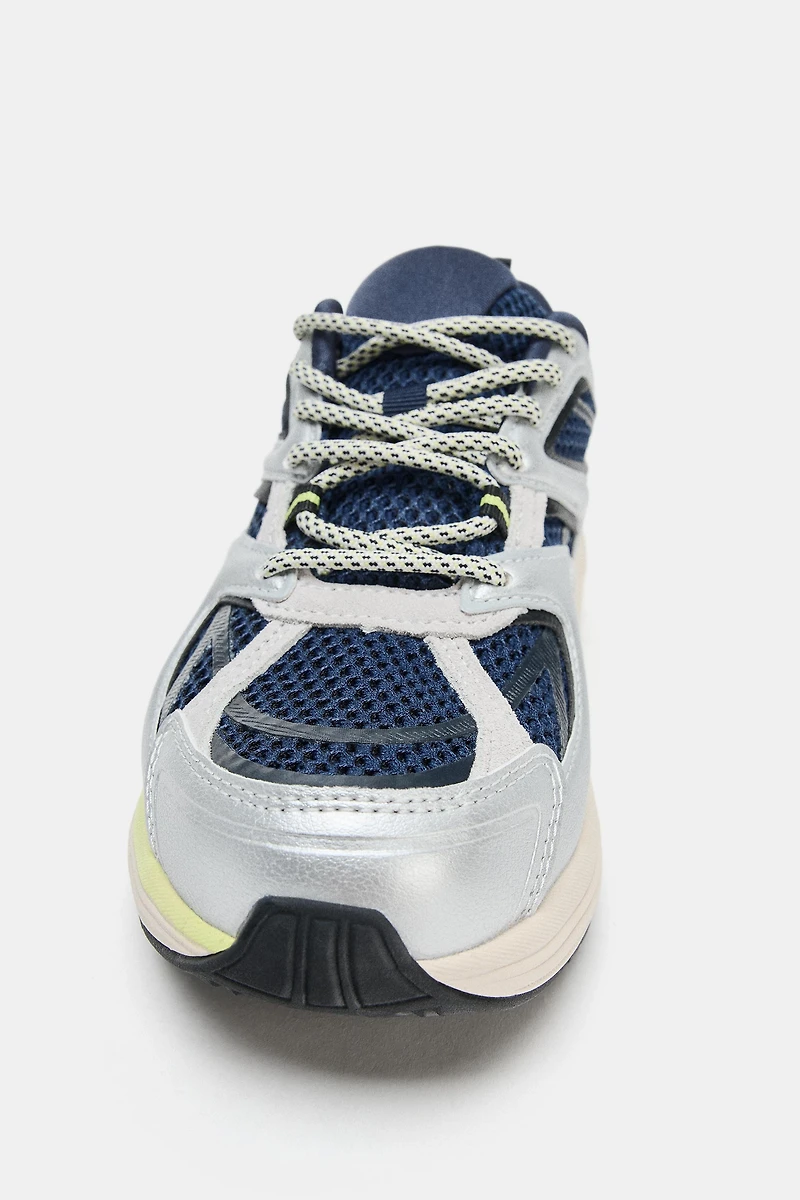 ATHLETIC SNEAKERS WITH PULL TAB