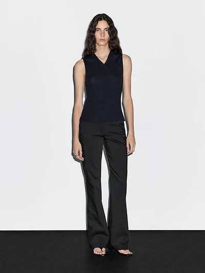 Ribbed top with collar detail