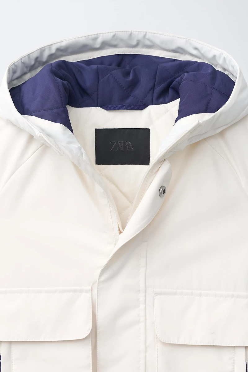 PARKA DÉPERLANTE À DÉTAILS CONTRASTÉS