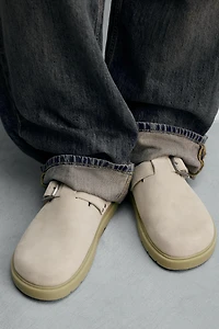 LEATHER BUCKLE CLOGS
