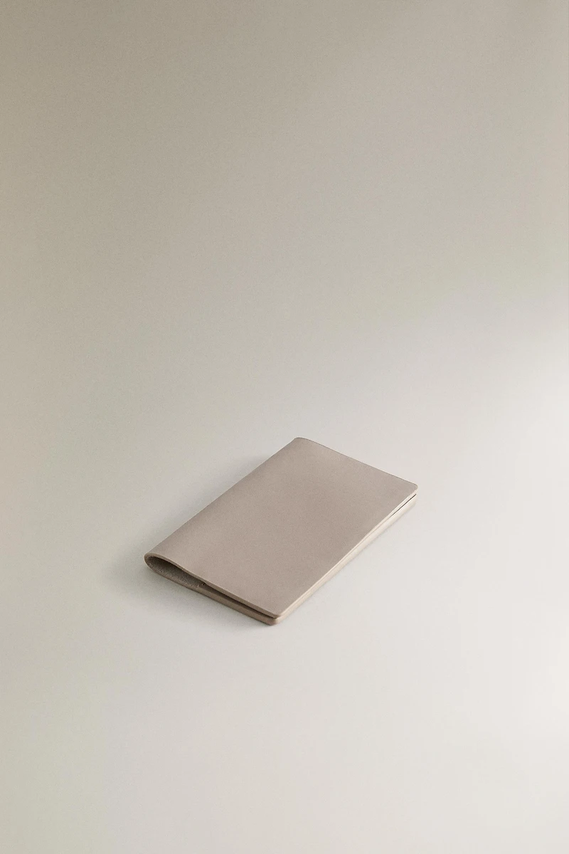 LEATHER TRAVEL DOCUMENT HOLDER
