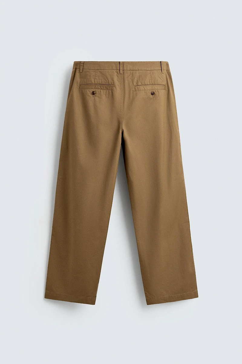 PANTALON CHINO COUPE DÉCONTRACTÉE À PLIS