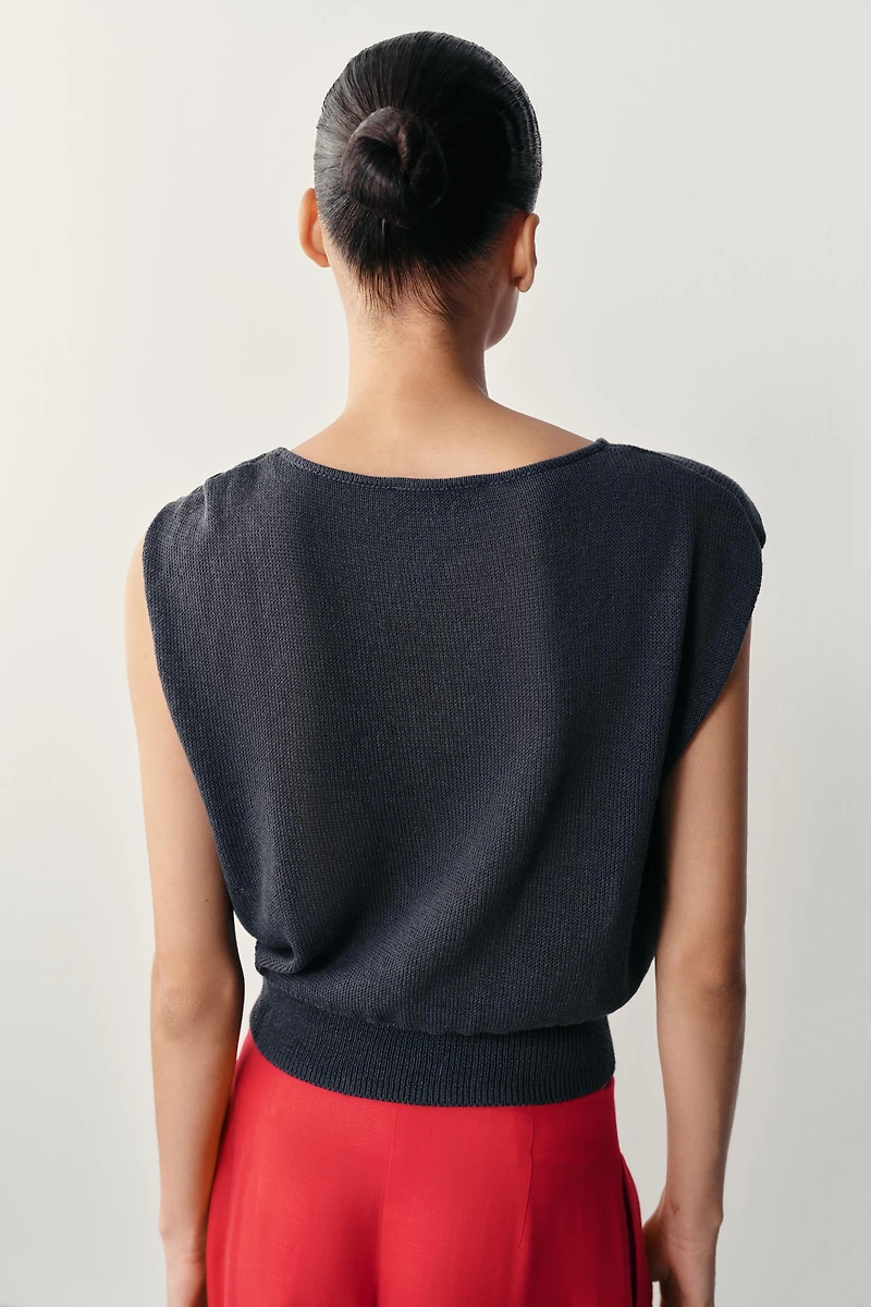 TOP EN MAILLE À DÉTAILS