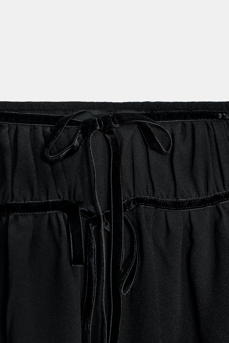 MINI-JUPE EN CRÊPE GEORGETTE AVEC LACETS VELOURS