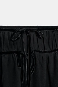 MINI-JUPE EN CRÊPE GEORGETTE AVEC LACETS VELOURS