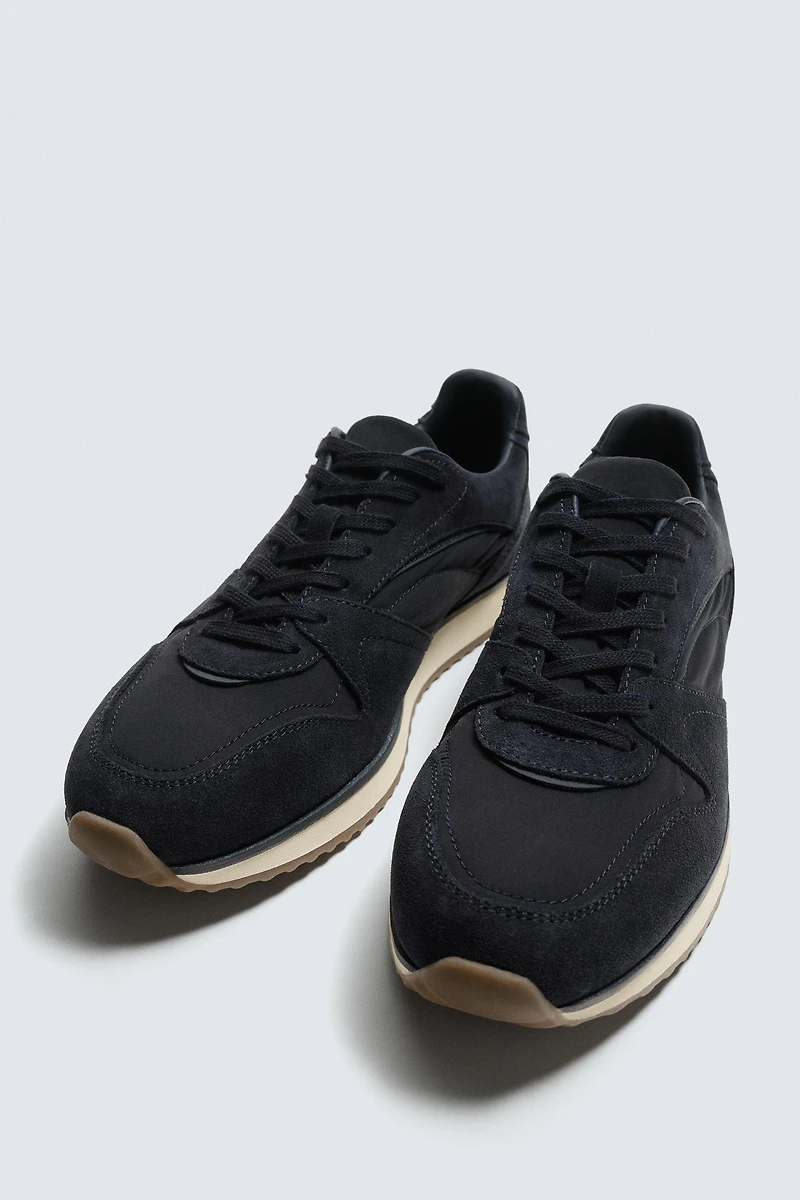 CASUAL SNEAKERS