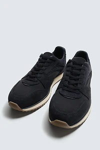 CASUAL SNEAKERS