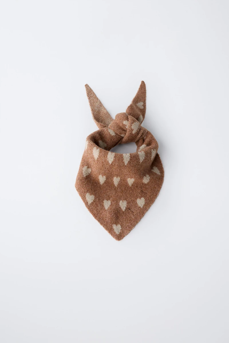 KNIT TRIANGLE HEART SCARF
