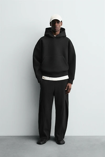 SWEAT EFFET NÉOPRÈNE TEXTE EN RELIEF