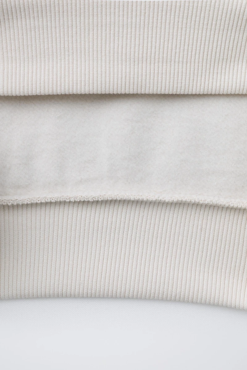 SWEAT À CAPUCHE AVEC INSCRIPTION BRODÉE