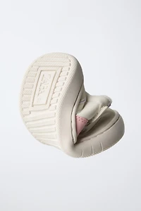 CONTRASTING BAREFOOT SNEAKERS