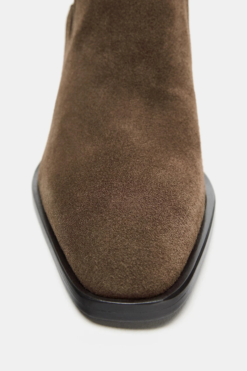 BOTTINES À TALONS EN CROÛTE DE CUIR
