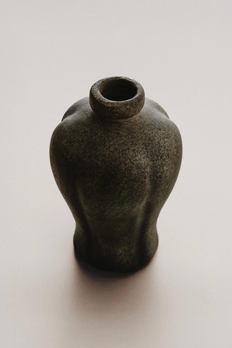 UNIFORM TERRACOTTA VASE