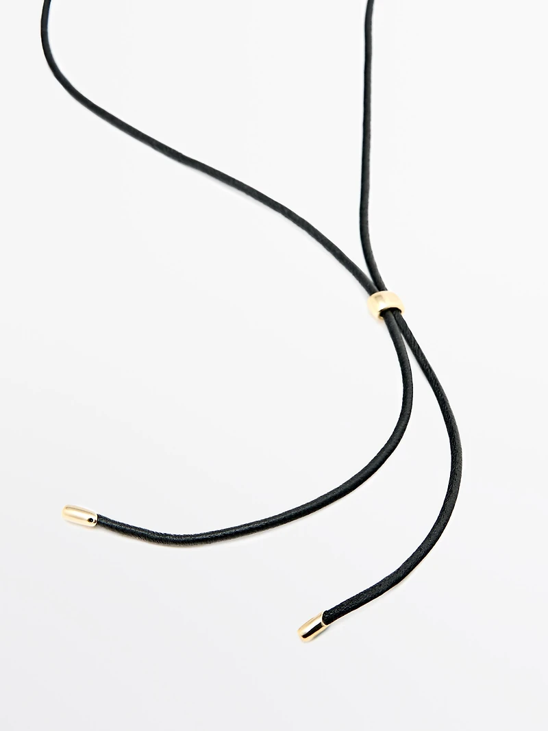 Necklace with oval pendant