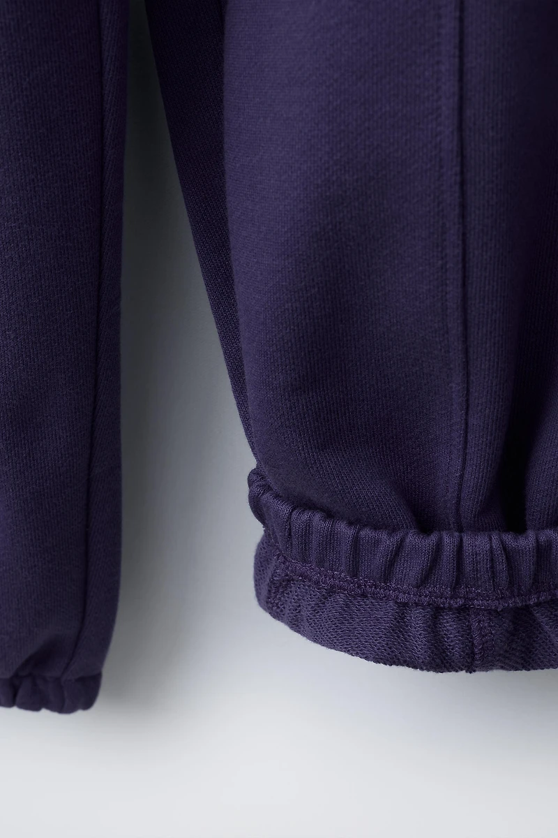 PANTALON DE JOGGING EN MOLLETON AVEC INSCRIPTION BRODÉE