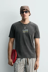 CONTRASTING TEXT WASHED T-SHIRT