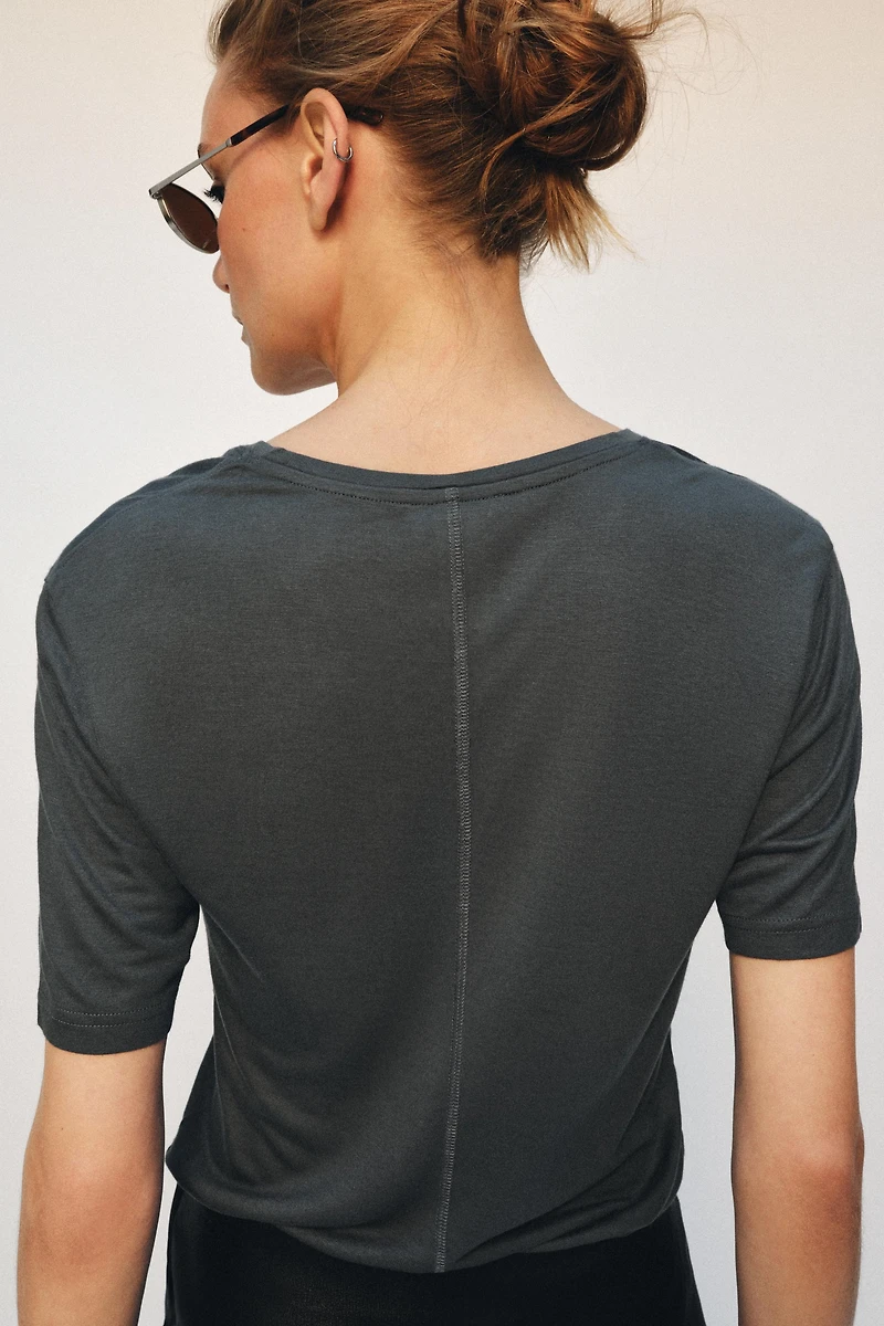 FLOWY V-NECK T-SHIRT