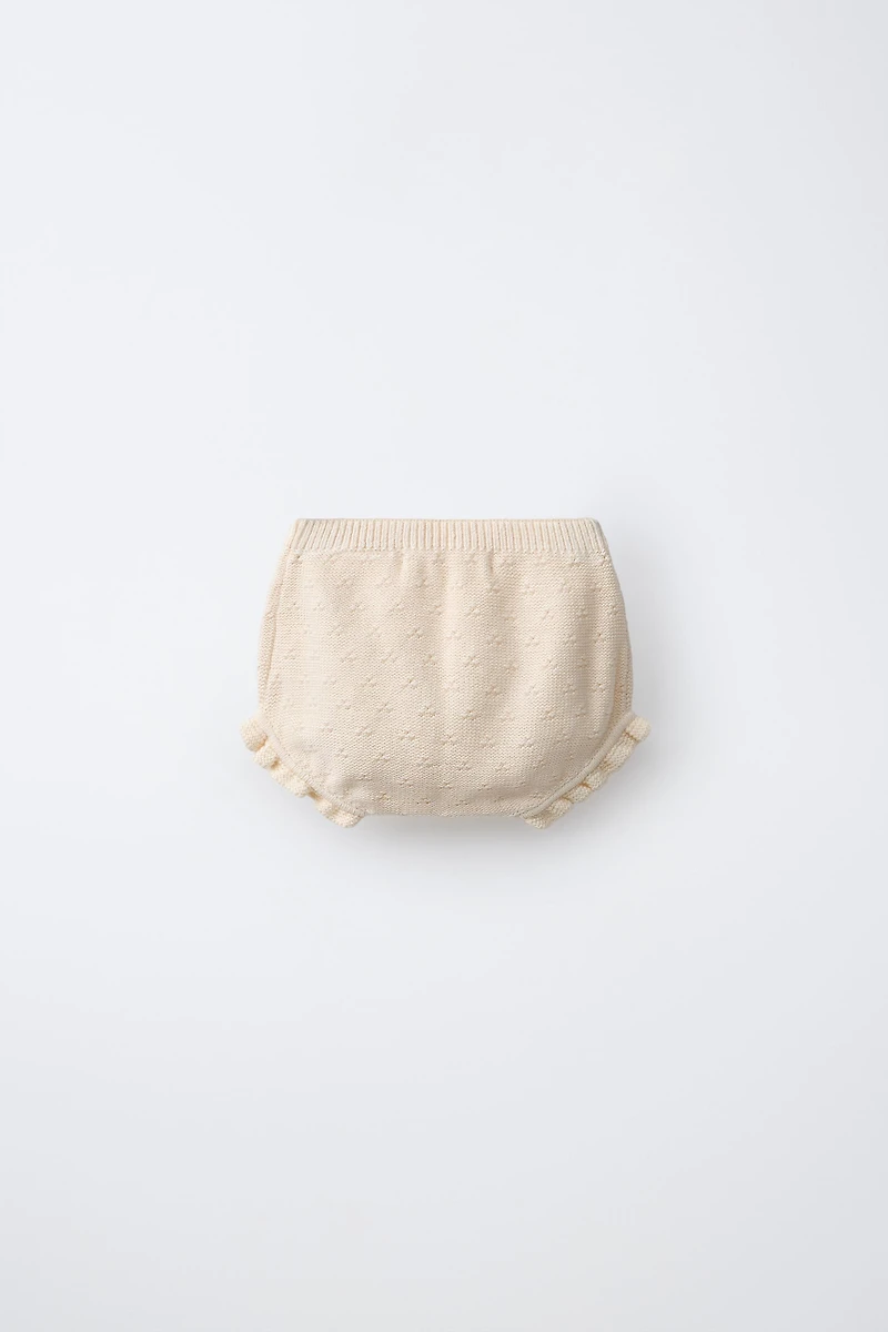 CULOTTE AJOURÉE ET POMPONS