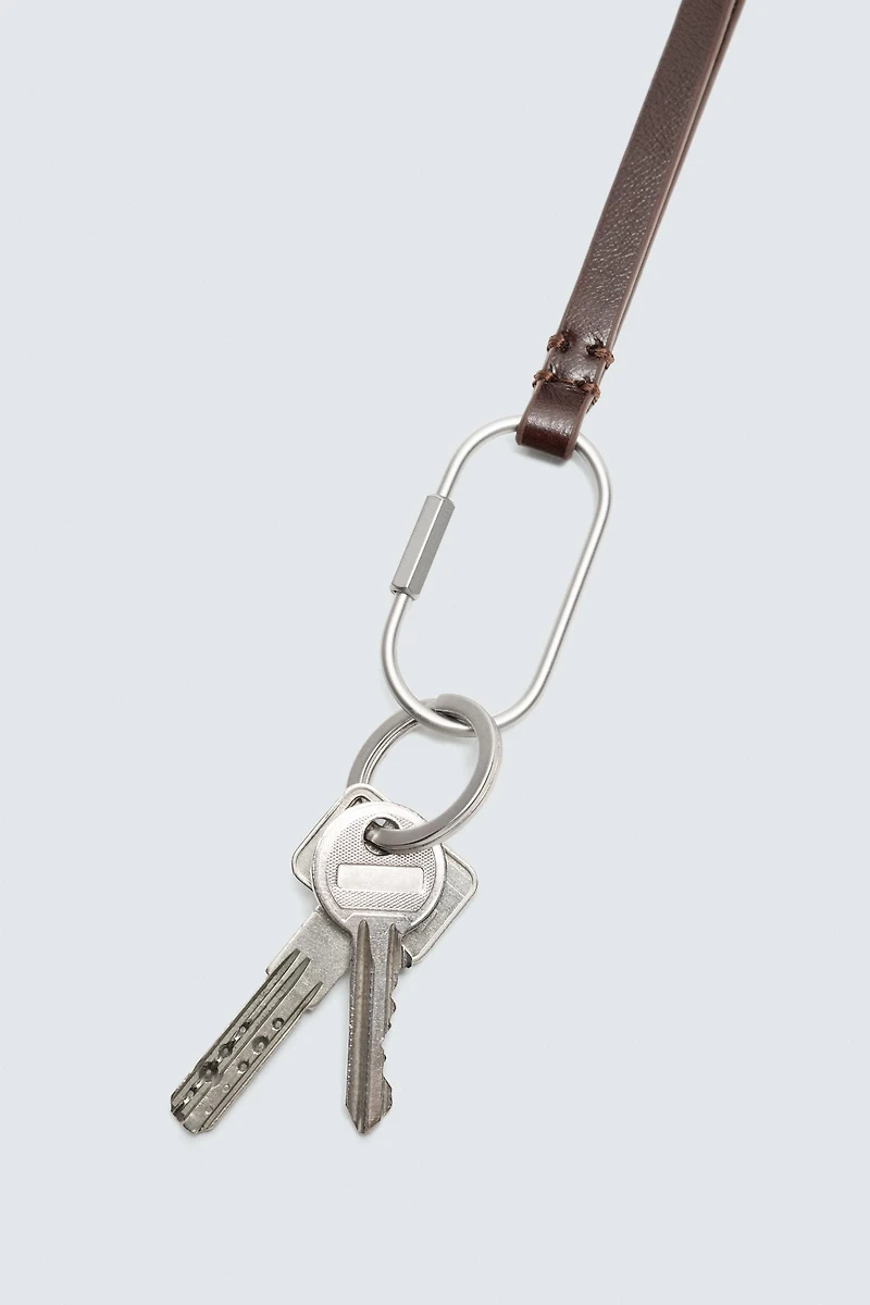 PORTE-CLÉS AVEC PENDENTIF EN CUIR