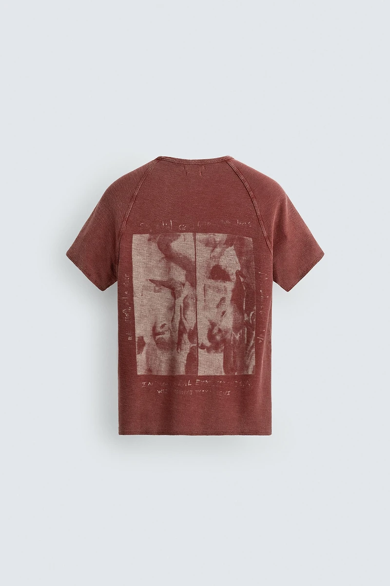 T-SHIRT EN MAILLE À IMPRIMÉS DÉLAVÉS