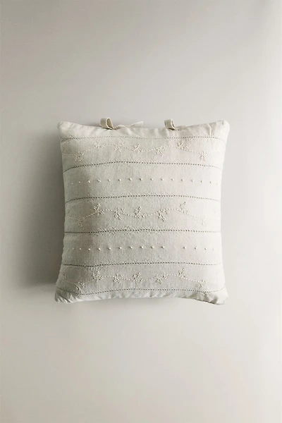 CHILDREN'S THROW PILLOW WITH FLORAL EMBROIDERY