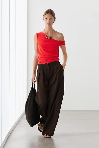Asymmetric off-the-shoulder top