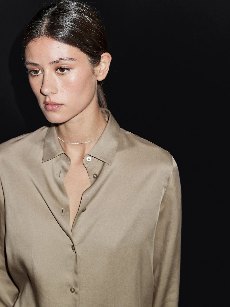 Flowing shirt with collar