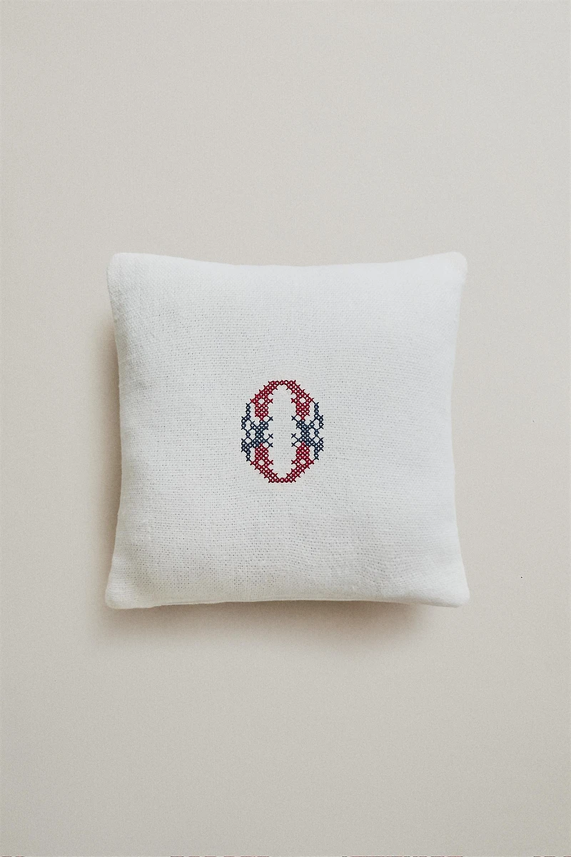 COUSSIN LIN BRODÉ LETTRE O