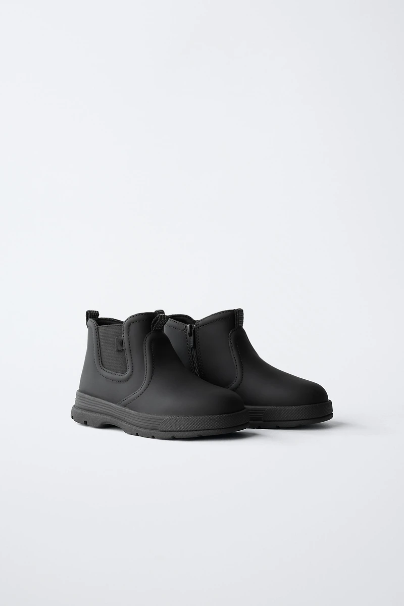 RUBBERIZED BOOTS