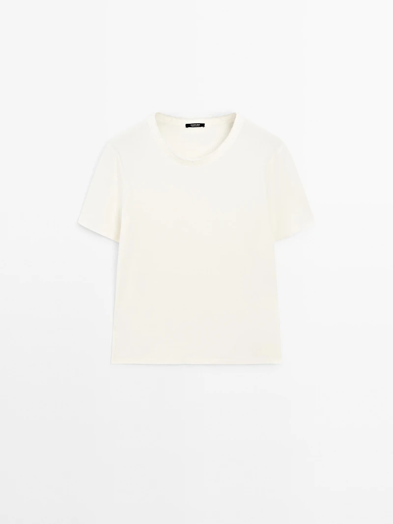 T-shirt with frayed collar