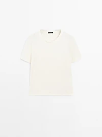 T-shirt with frayed collar