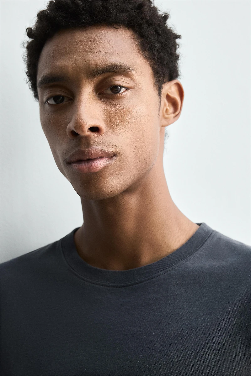 LIGHTWEIGHT T-SHIRT WITH IRREGULAR FINISH