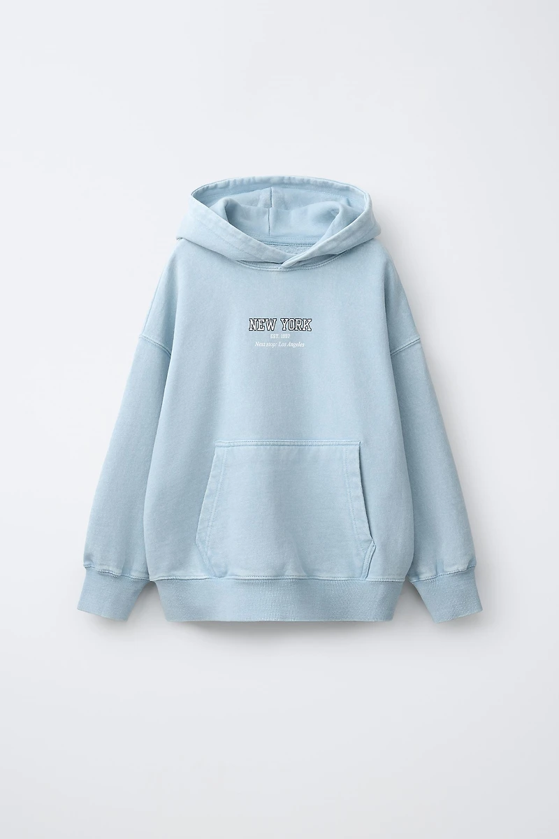 SWEAT À CAPUCHE EFFET DÉLAVÉ ET INSCRIPTION
