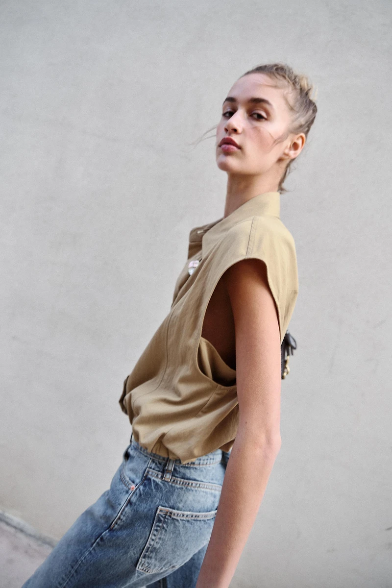 COLLARED TOP