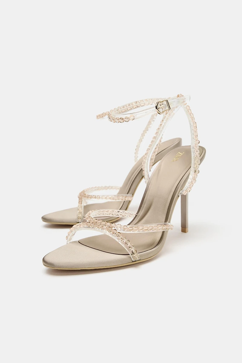 SANDALES À TALONS ET DÉCORS