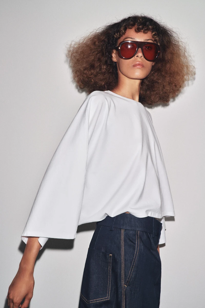 T-SHIRT CAPE