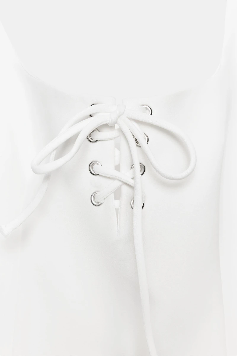 ROBE COURTE À CORDONS ET VOLUME