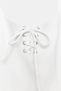 ROBE COURTE À CORDONS ET VOLUME