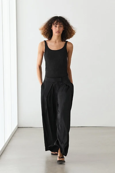 Pantalon satiné à pinces