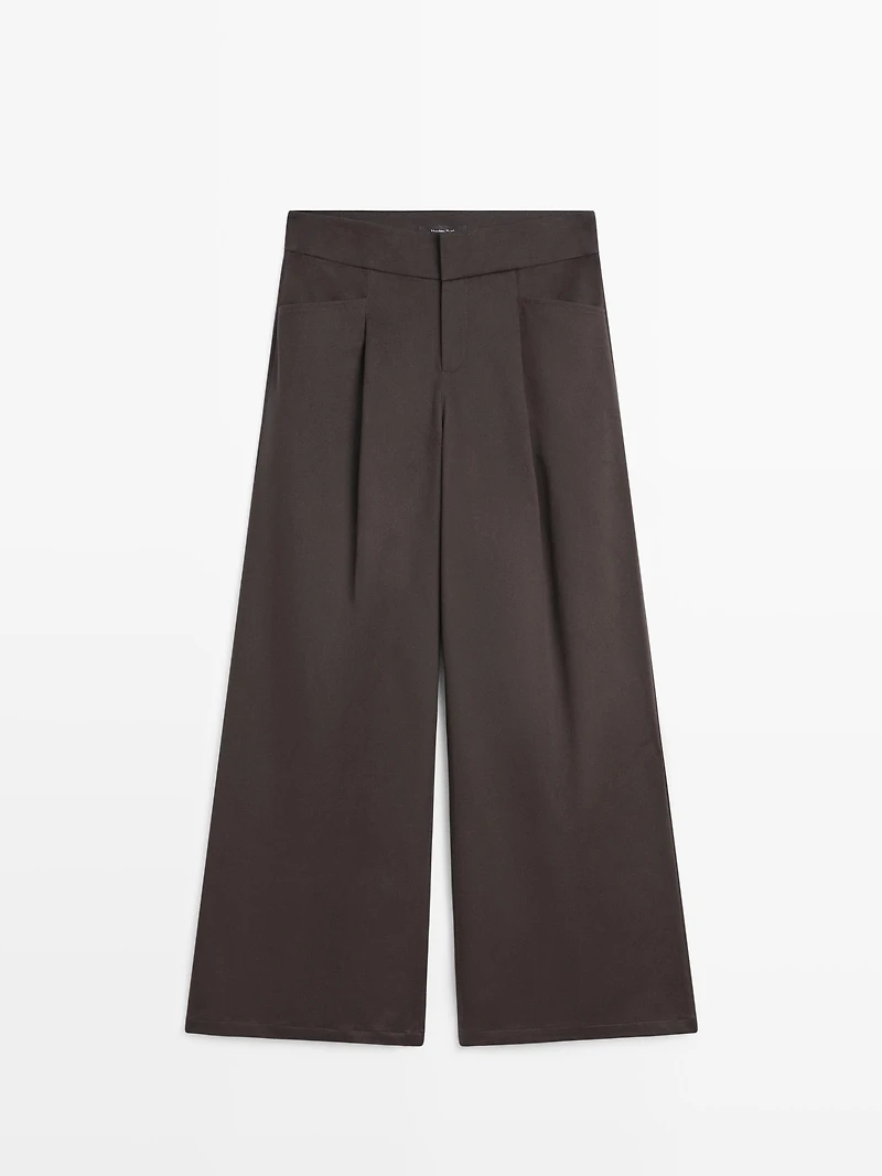 Wide-leg pleated trousers
