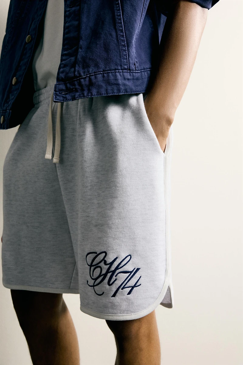 EMBROIDERED PATCH SWEATSHORTS