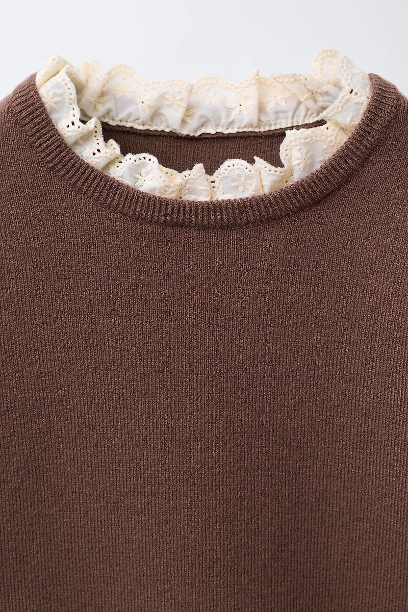 PULL EN MAILLE AVEC BRODERIES DENTELLE