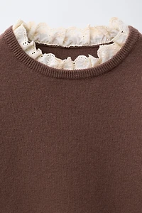 PULL EN MAILLE AVEC BRODERIES DENTELLE